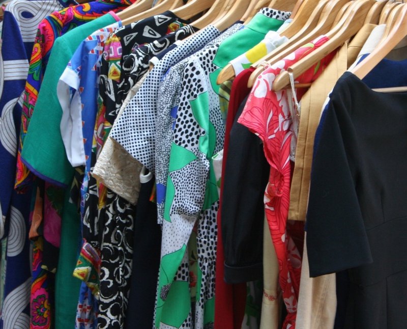 magasin-CARQUEIRANNE-min_dresses_apparel_clothing_clothes_clothes_hangers_wooden_hangers_retail_shop_closet-1149845