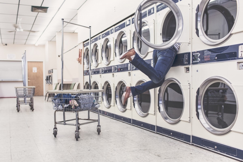 magasin-CARQUEIRANNE-min_laundry_washing_machines_housewife_household_laundry_shop_woman_funny_accident-946996