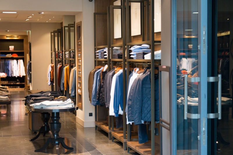 magasin-CARQUEIRANNE-min_shop_clothes_clothing_shopping_mall_shopping_kielce_crown_poland-862477